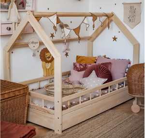 Letto cabina in legno naturale con barriera amovibile