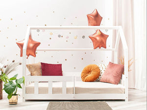 Lit cabane en bois blanc avec barrière