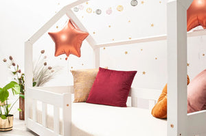 Lit cabane en bois blanc avec barrière