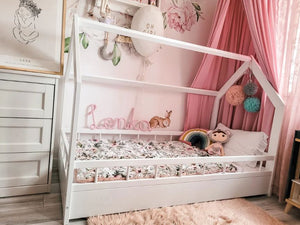 Wit kajuitbed met barrière