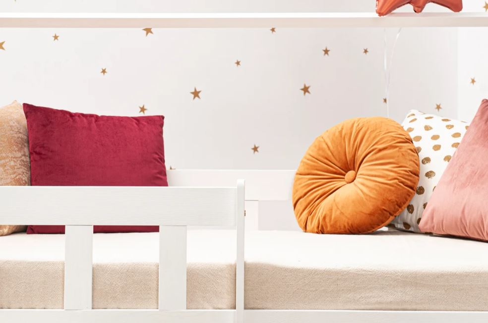 Lit cabane en bois blanc avec barrière
