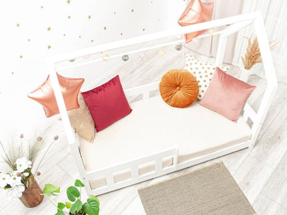 Lit cabane en bois blanc avec barrière