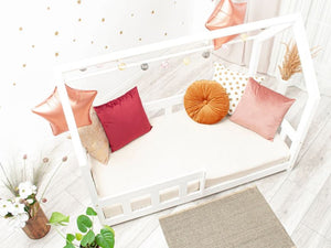 Lit cabane en bois blanc avec barrière