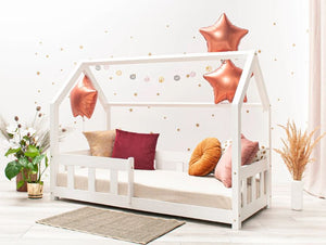 Lit cabane en bois blanc avec barrière