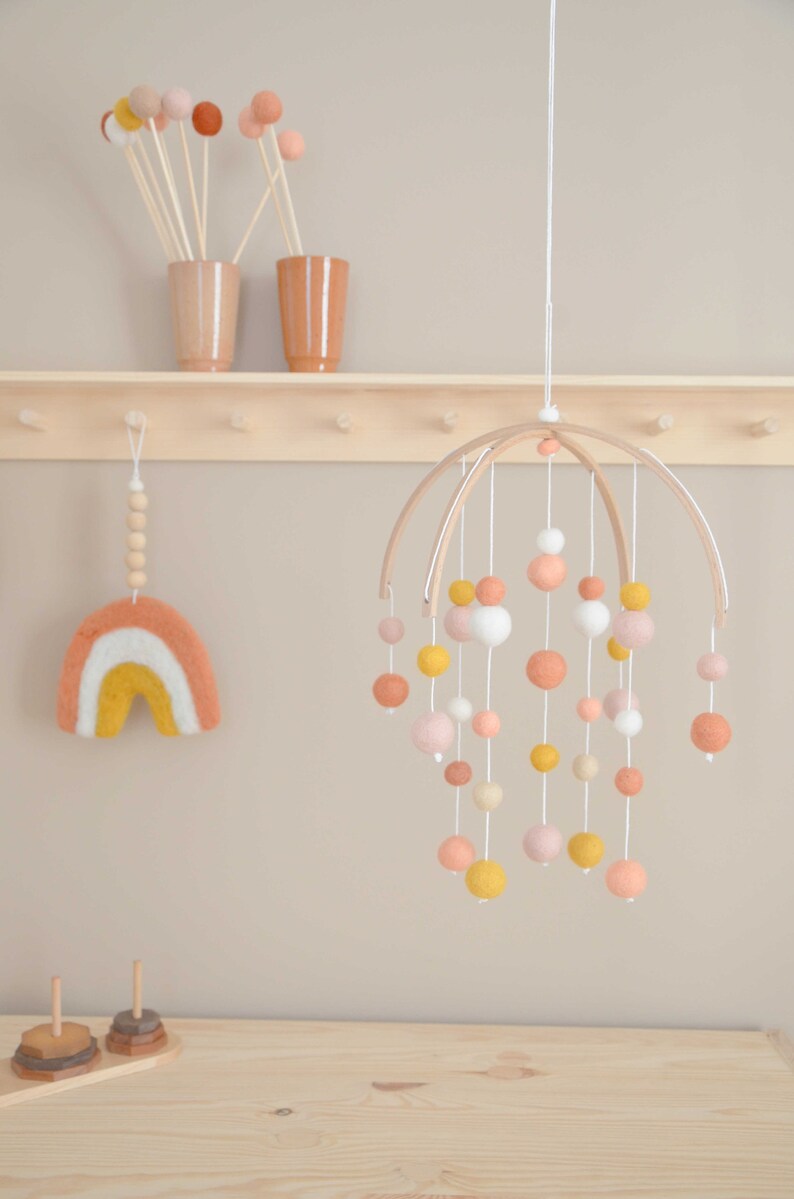 Mobile Montessori Jaune moutarde, rose &amp; beige