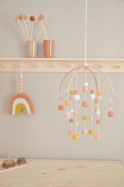 Mobile Montessori Jaune moutarde, rose &amp; beige