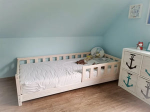 Lit Montessori en bois près du sol