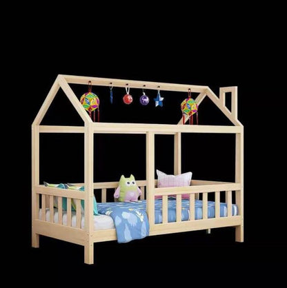 Lit cabane en bois avec cheminée
