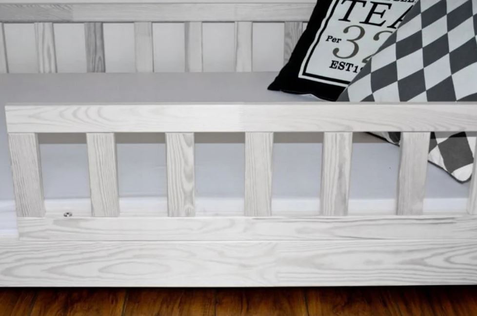 Houten kajuitbed met barrière