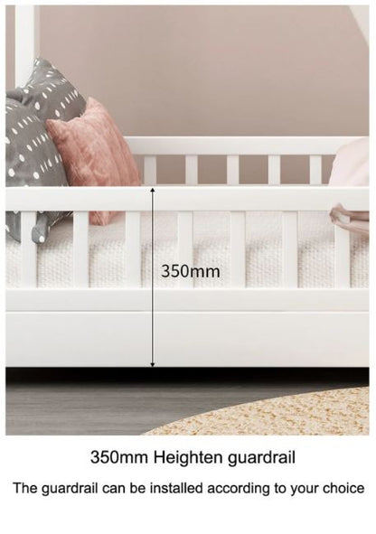 Lit cabane en bois blanc avec barrière de sécurité