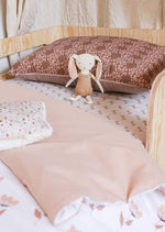 Kinderdekbedovertrek 120x150cm + sloop - Roze &amp; wit retro bloemenpatroon