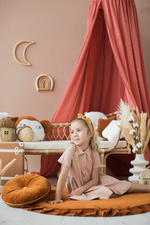 Roze bedhemel met gouden stippen