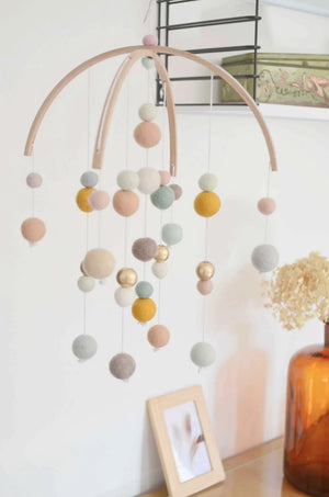 Mobile bébé bleu givré menthe pêche beige mousse blanc ocre taupe
