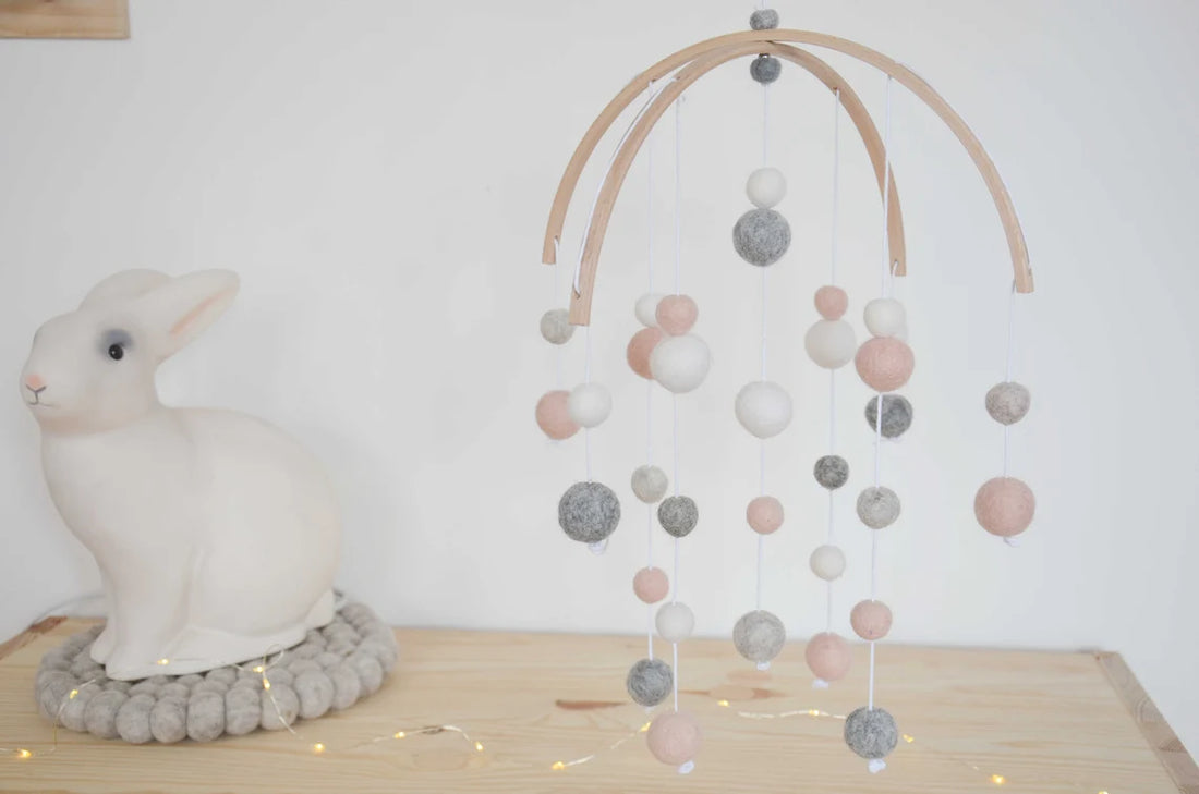 Mobile Montessori Rose &amp; blanc