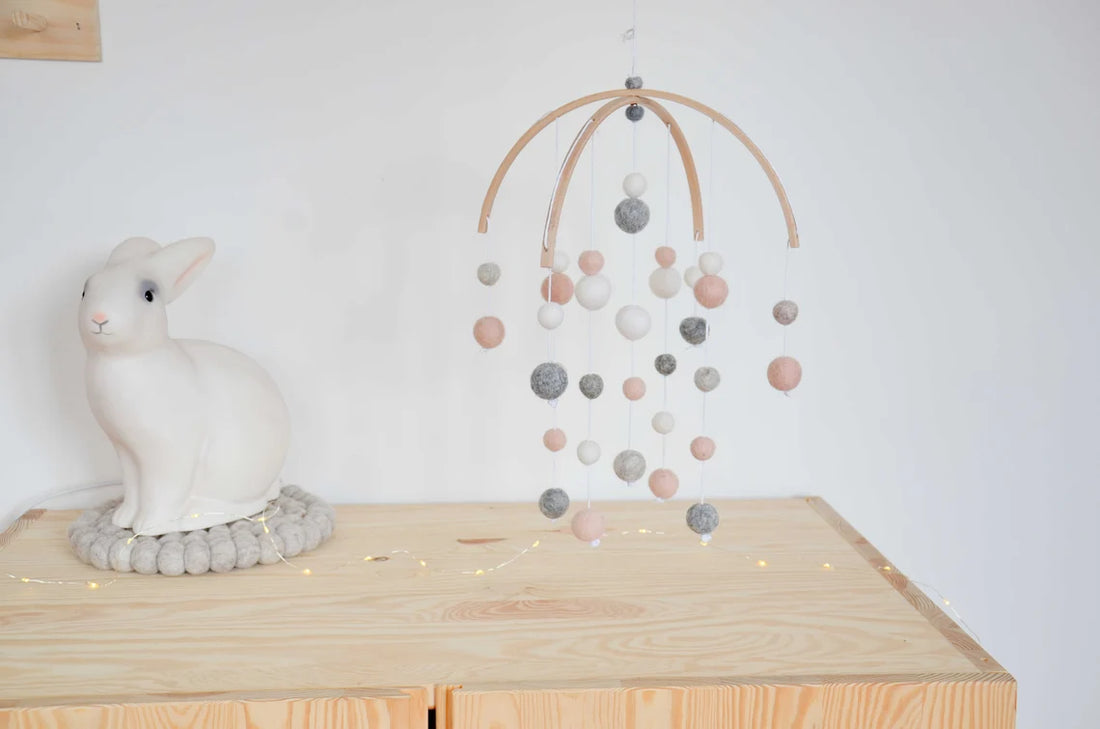 Mobile Montessori Rose &amp; blanc