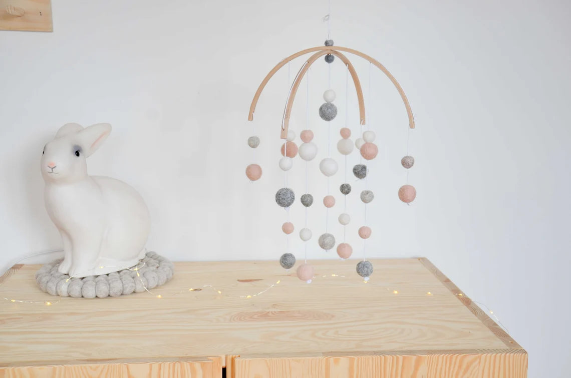 Mobile Montessori Rose &amp; blanc