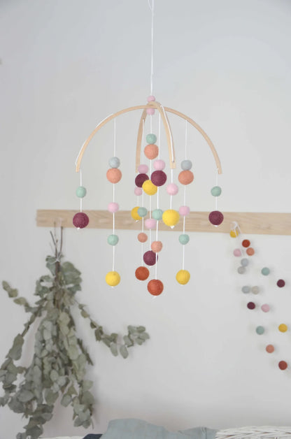 Mobile Montessori coloré