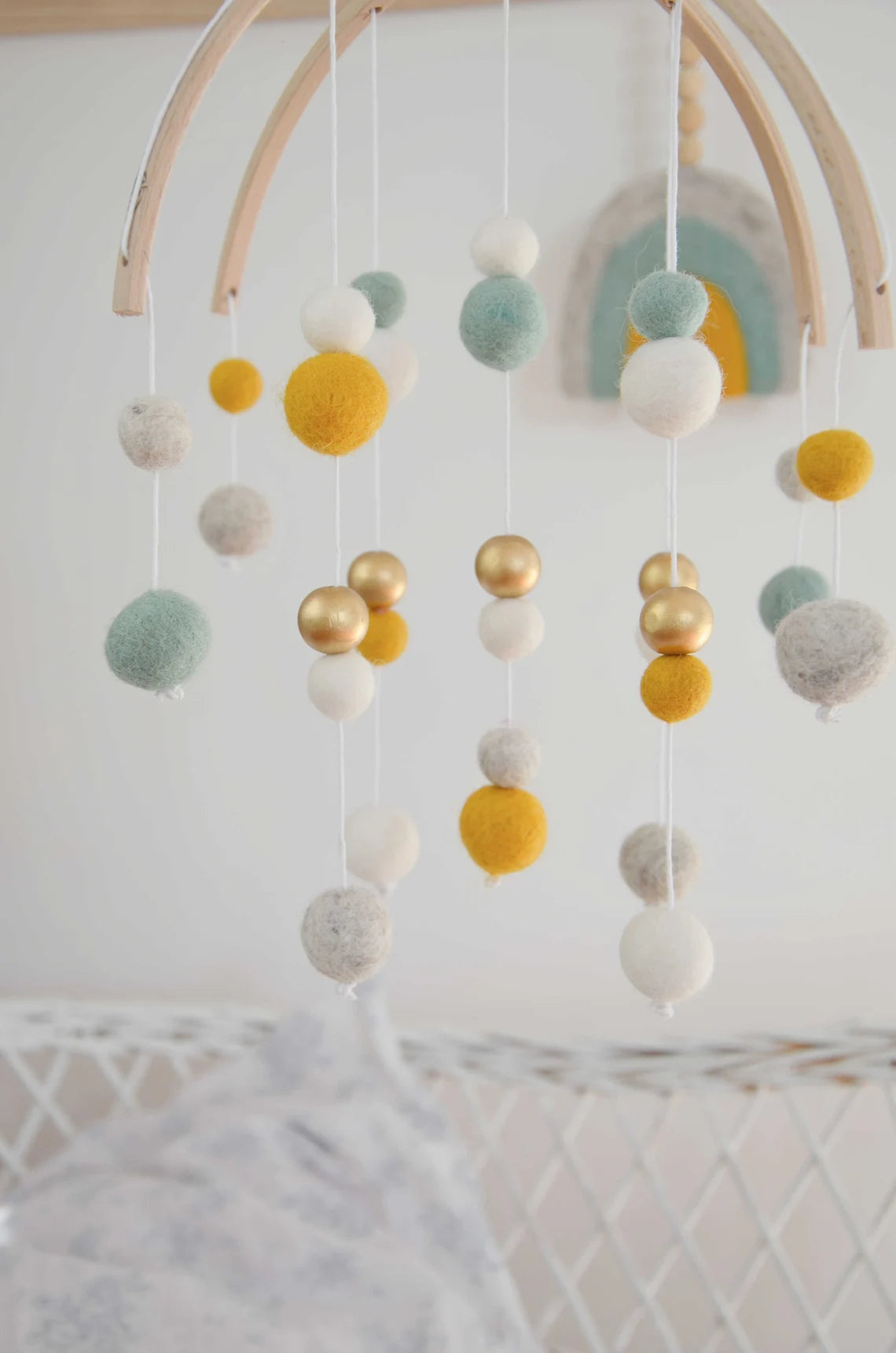 Mobile Montessori Blanc &amp; Jaune moutarde