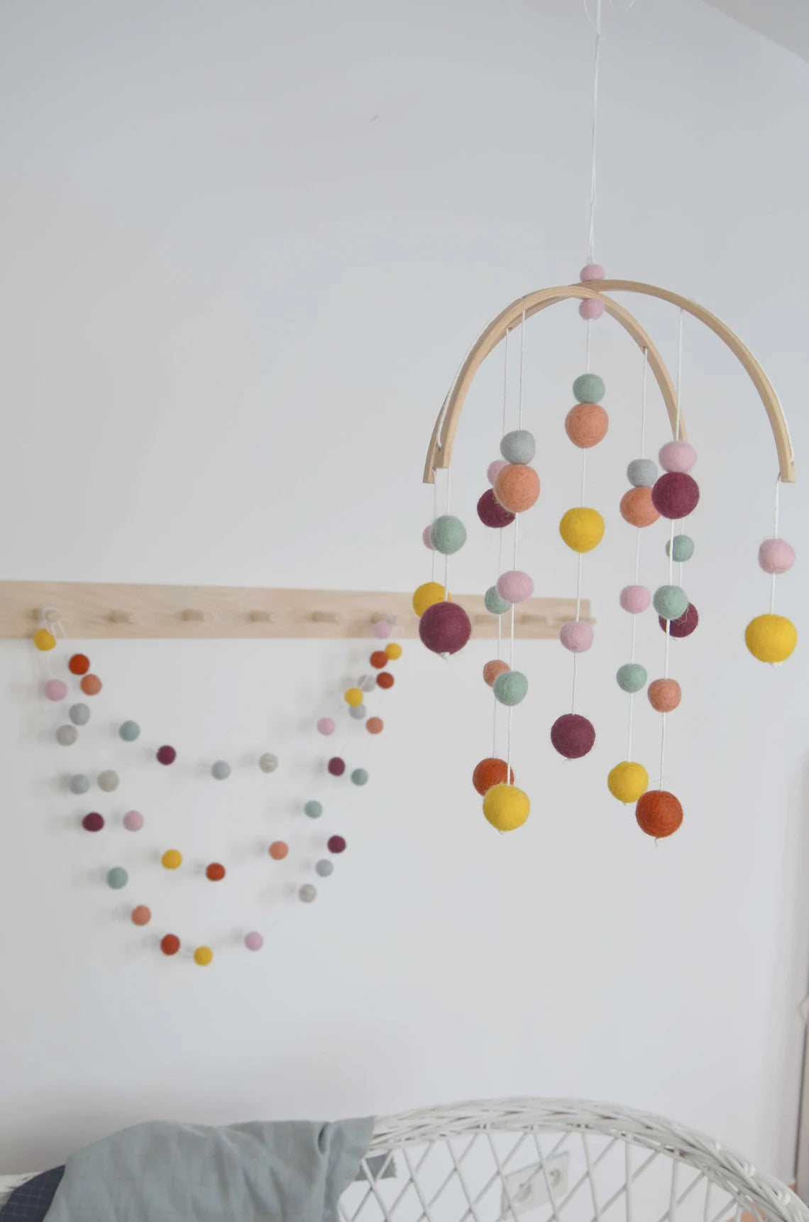 Mobile Montessori coloré