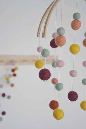 Mobile Montessori coloré