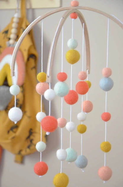 Mobile Montessori Corail &amp; Jaune moutarde