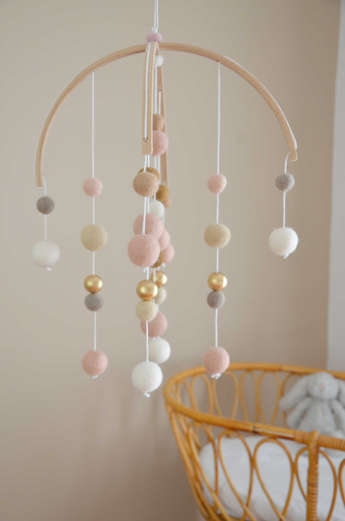 Mobile Montessori Rose &amp; blanc