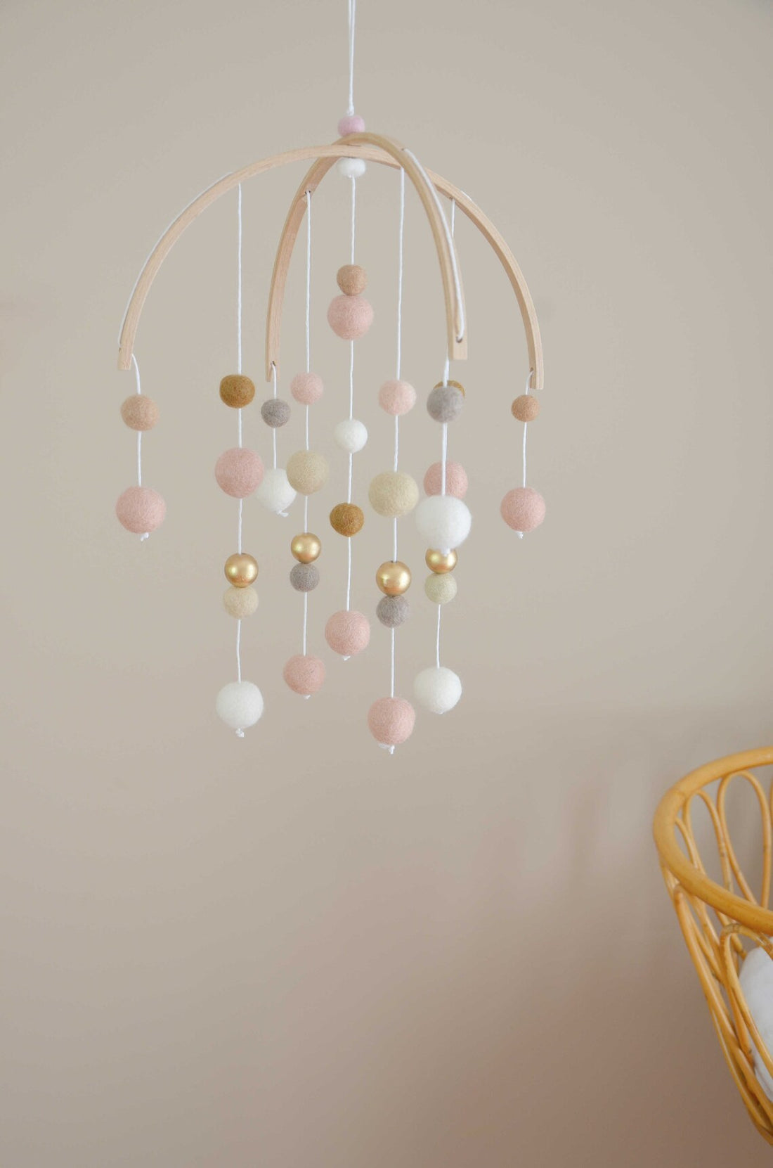Mobile Montessori Rose &amp; blanc