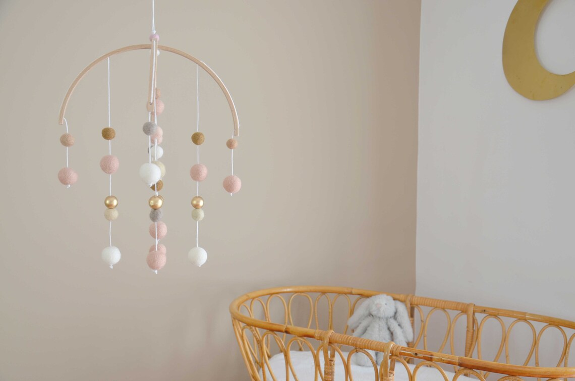 Mobile Montessori Rose &amp; blanc
