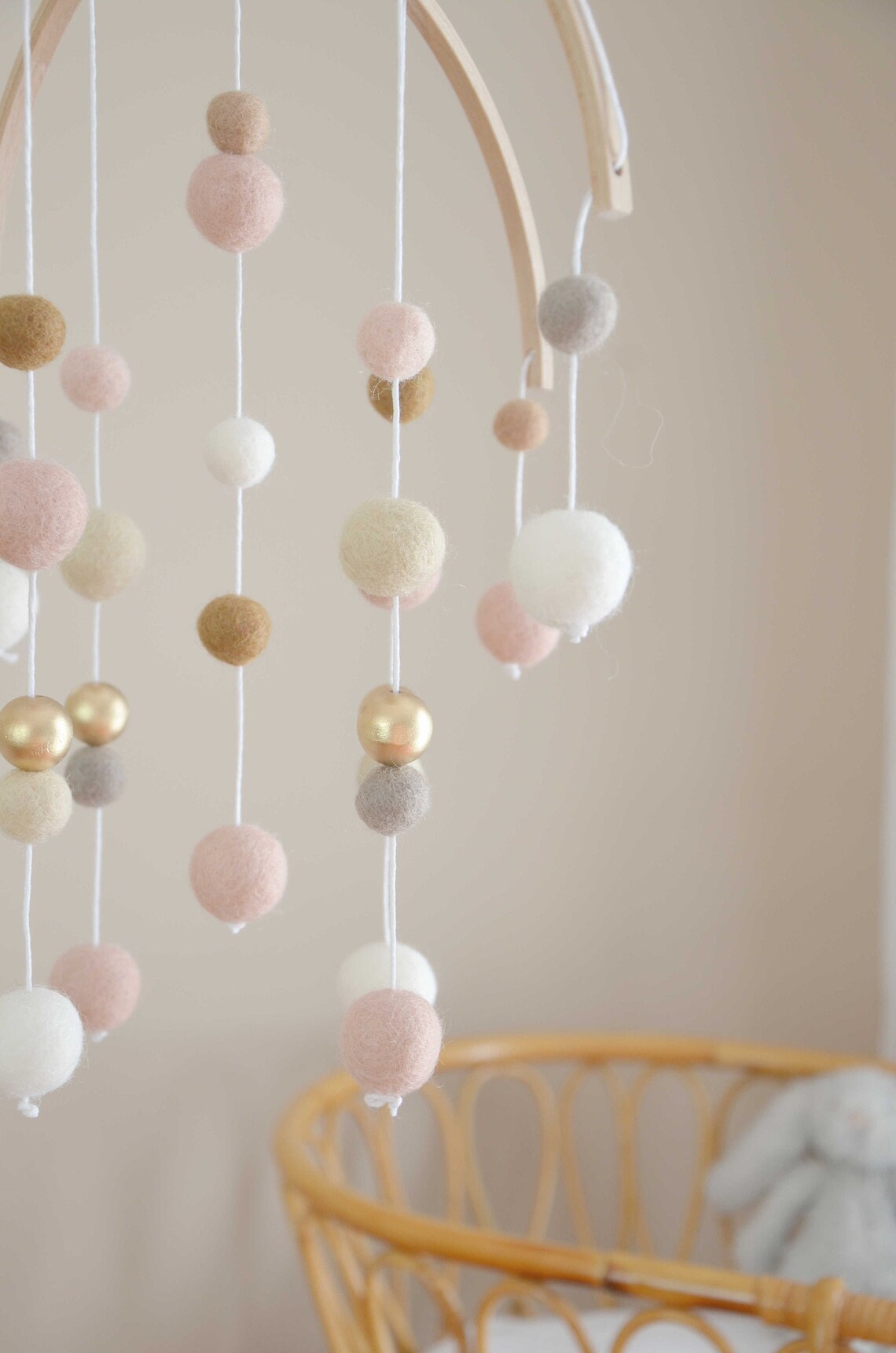 Mobile Montessori Rose &amp; blanc