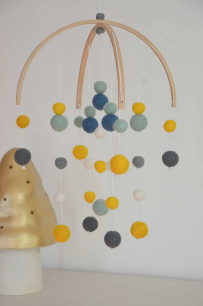 Mobile Montessori coloré