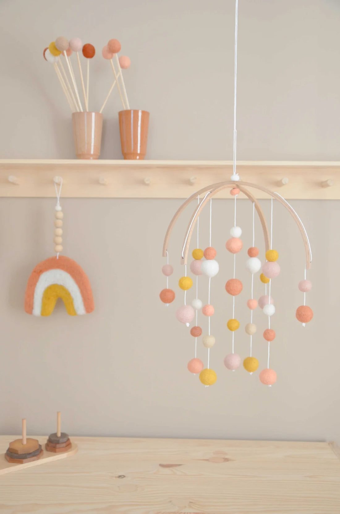 Mobile Montessori Rose, ocre &amp; blanc