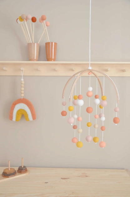Mobile Montessori Rose, ocre &amp; blanc