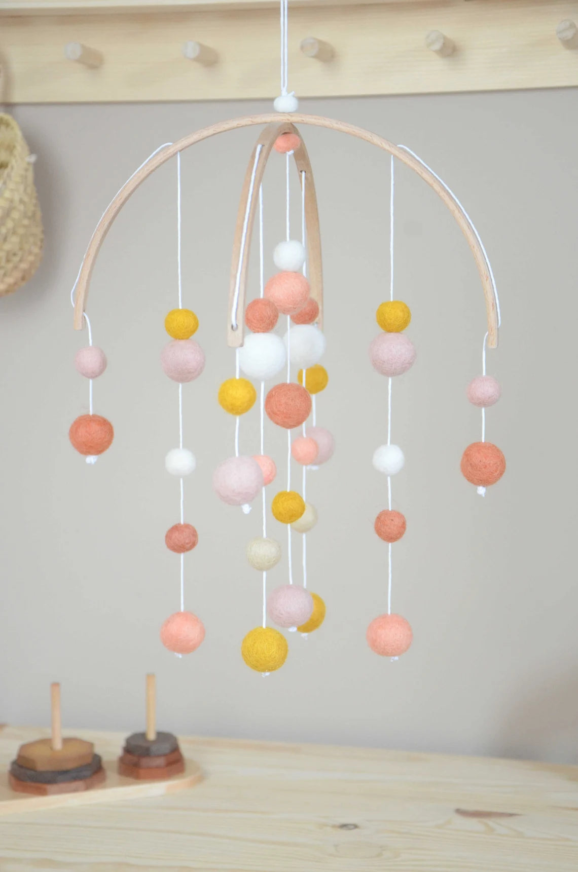Mobile Montessori Rose, ocre &amp; blanc