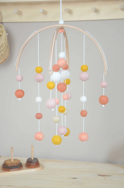 Mobile Montessori Rose, ocre &amp; blanc
