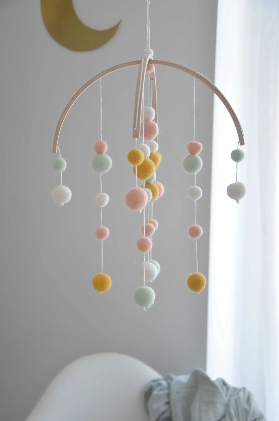 Mobile Montessori Jaune moutarde, rose &amp; blanc
