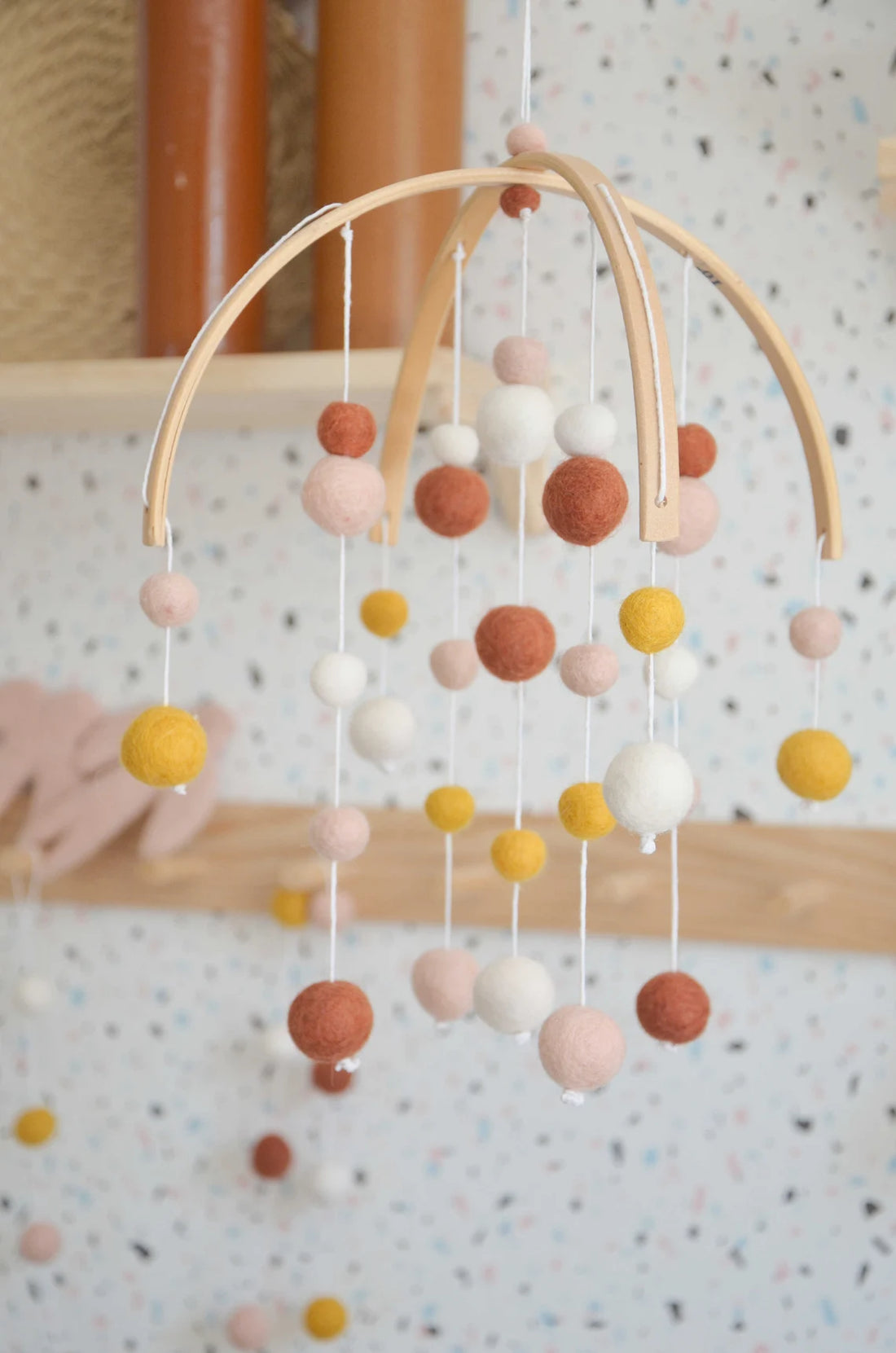 Mobile Montessori Jaune moutarde &amp; terracotta