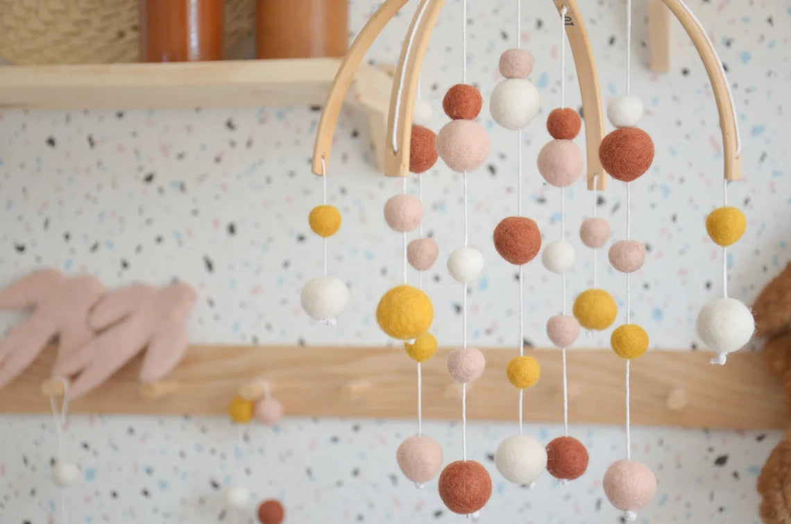Mobile Montessori Jaune moutarde &amp; terracotta