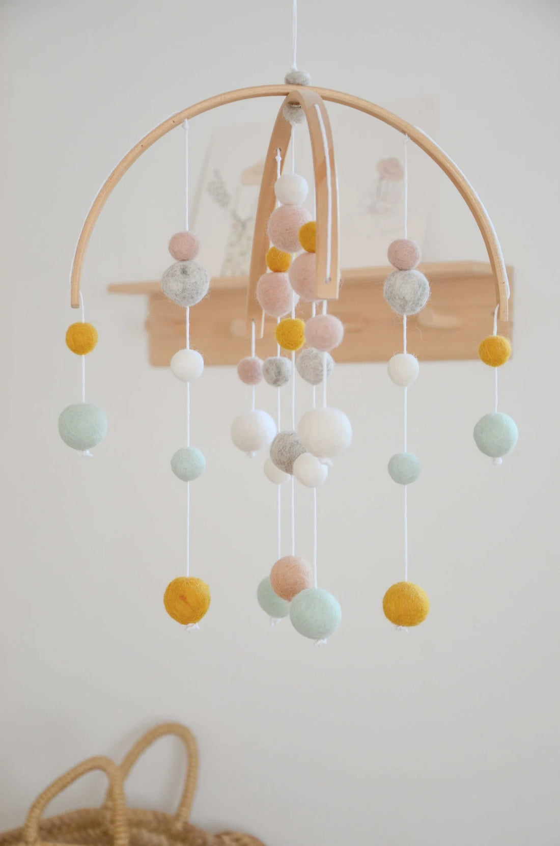 Mobile Montessori Jaune moutarde &amp; blanc