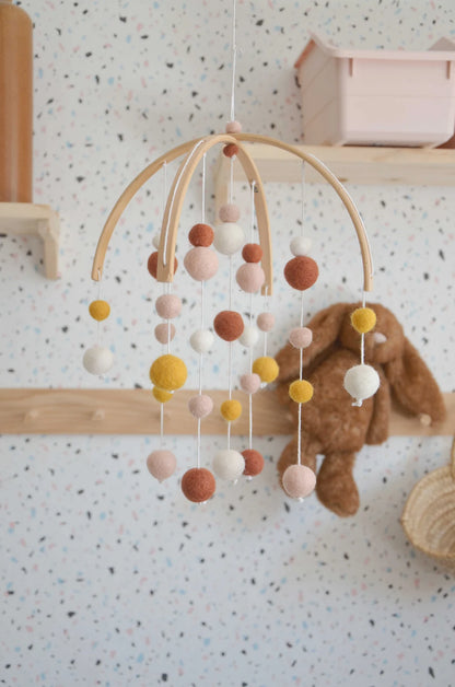 Mobile Montessori Jaune moutarde &amp; terracotta