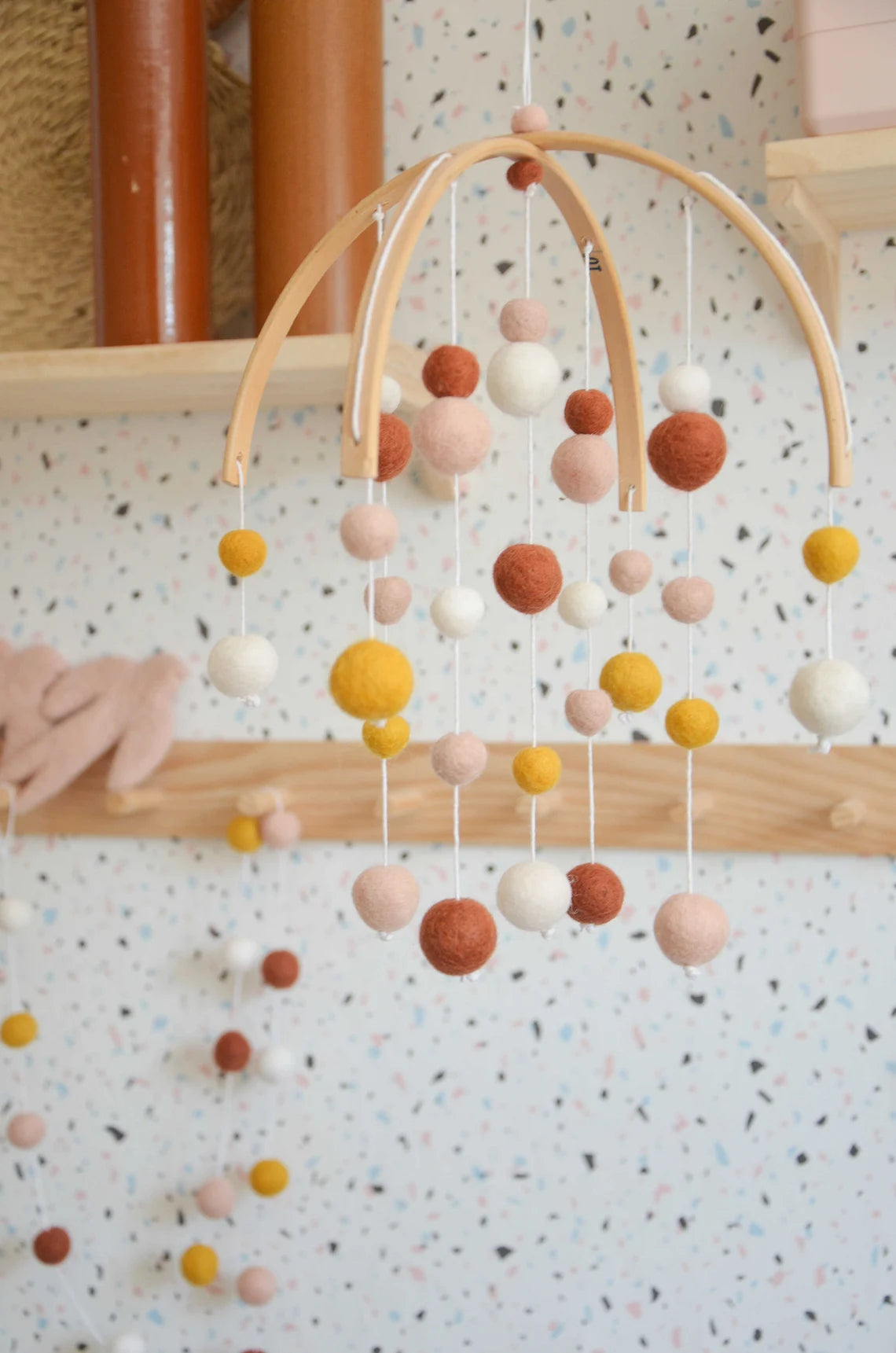 Mobile Montessori Jaune moutarde &amp; terracotta