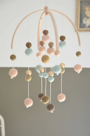 Peach &amp; Gold babymobiel