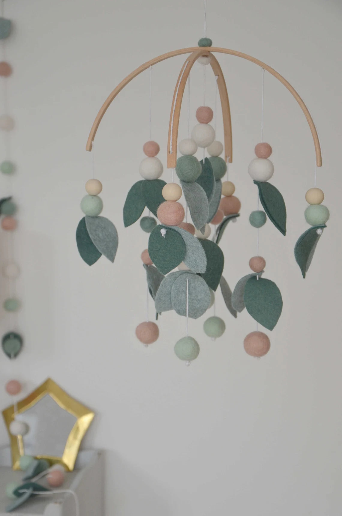 Mobile Montessori Vert &amp; Rose