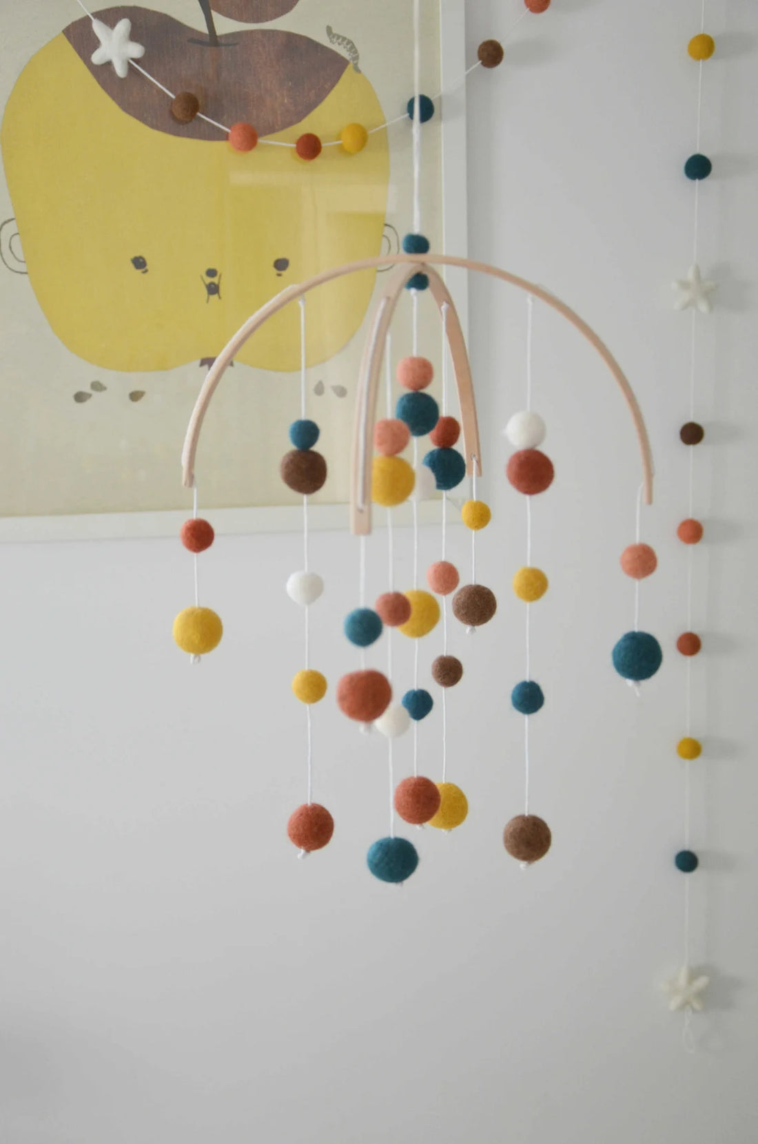 Mobile Montessori Ocre &amp; terracotta