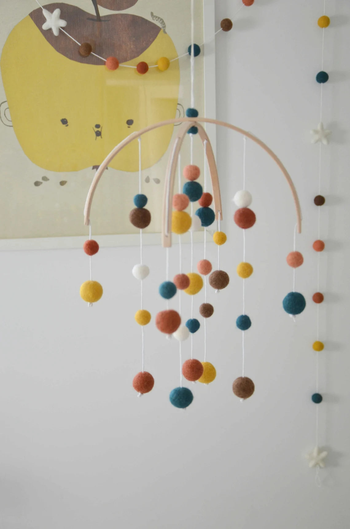 Mobile Montessori Ocre &amp; terracotta