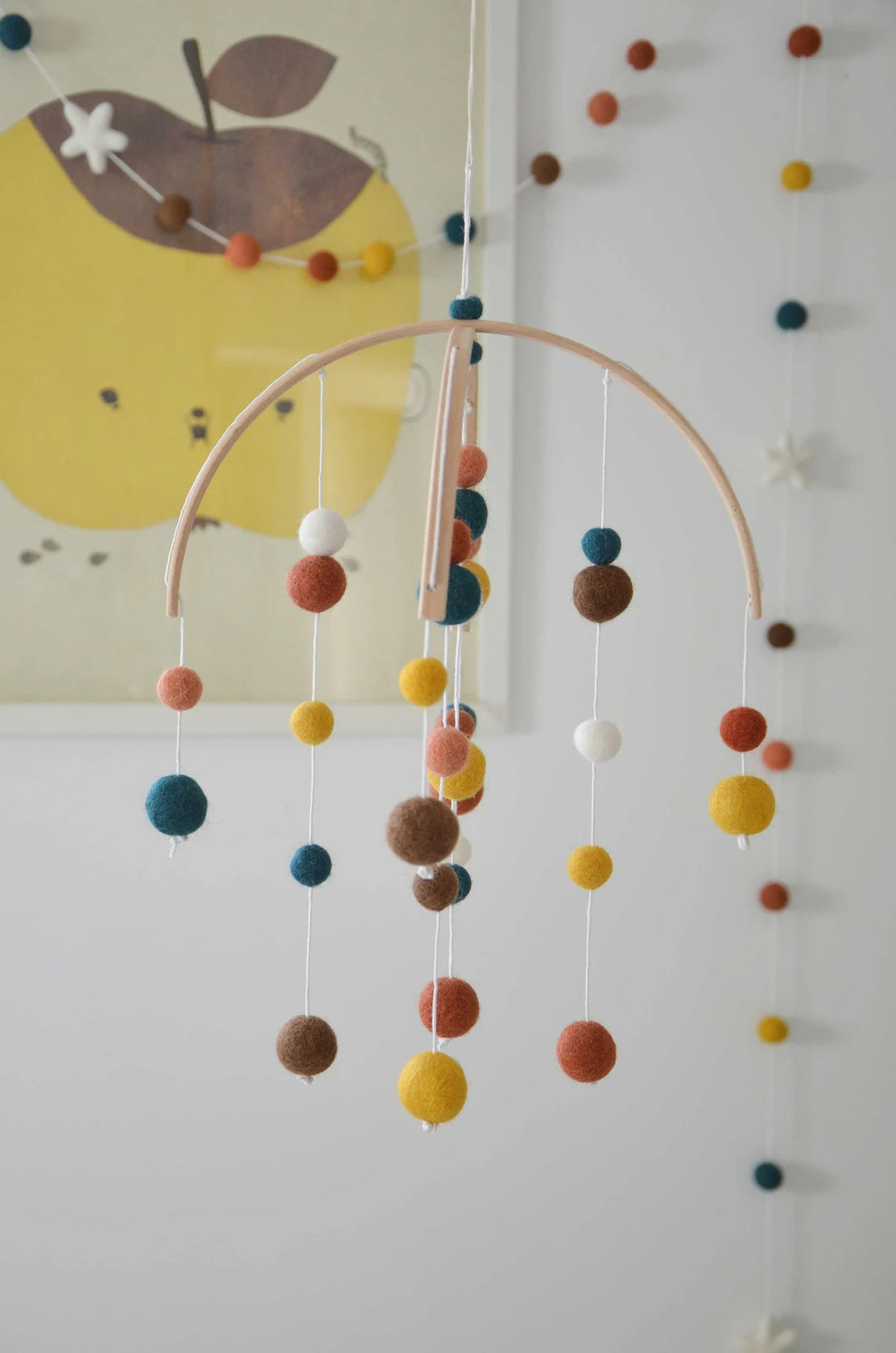 Mobile Montessori Ocre &amp; terracotta