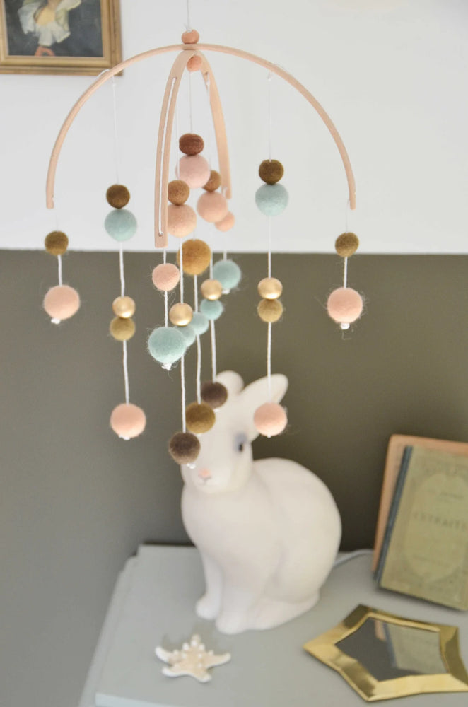 Peach &amp; Gold babymobiel