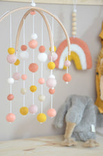 Mobile Montessori Jaune moutarde, rose & beige