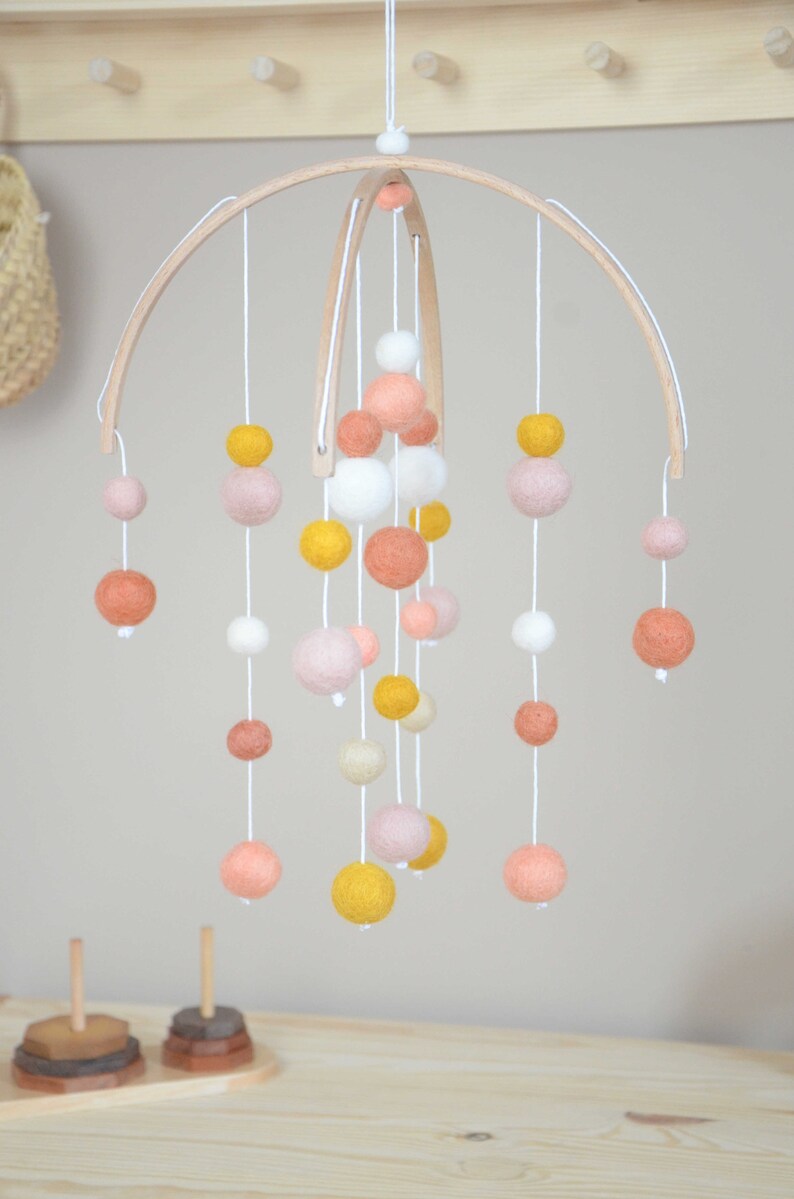 Mobile Montessori Jaune moutarde, rose &amp; beige