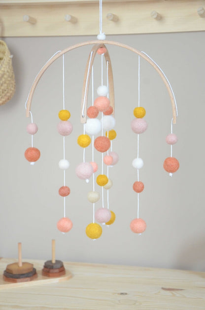 Mobile Montessori Jaune moutarde, rose &amp; beige