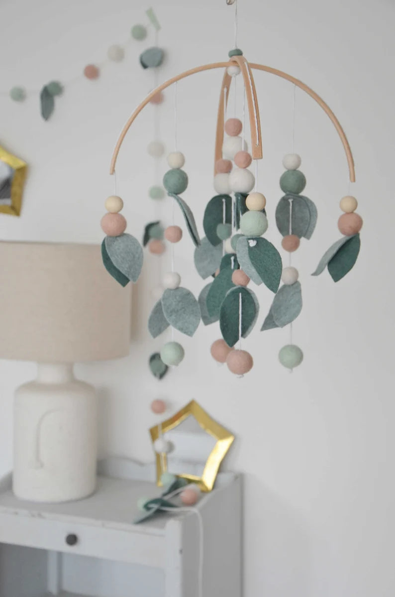 Mobile Montessori feuillage Vert &amp; rose